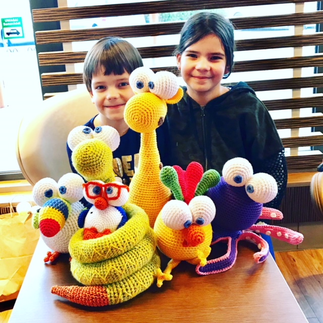 Children accompanied by MONOCUCOS yarn characters