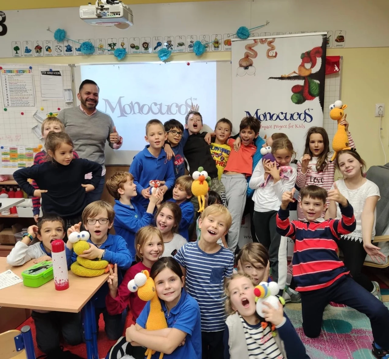 Children sharing an experience with MONOCUCOS characters